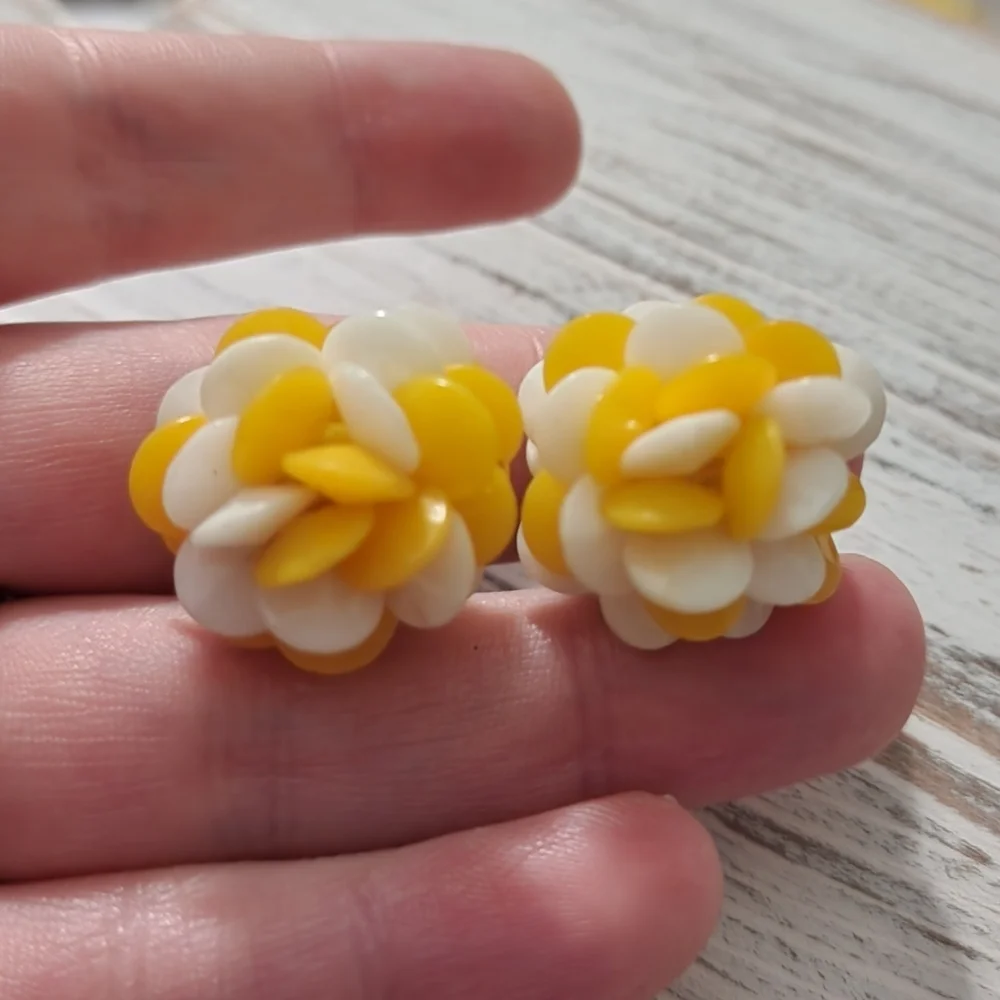 Vintage signed Hong Kong cluster earrings - Picture 5 of 5